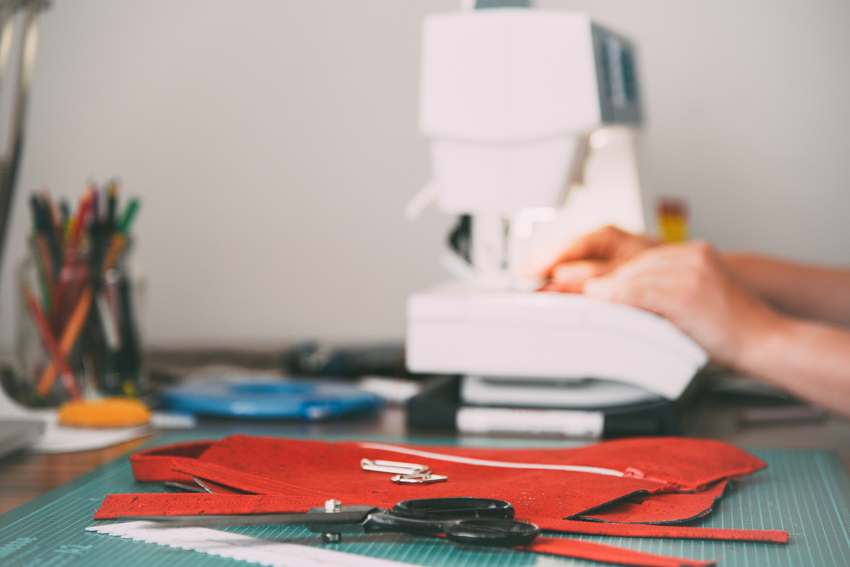 Q. Linda steht für Charakter statt Perfektion und an Schönheit, die von Hand entsteht.