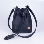 Elegante, praktische und stylische Bucket Bag aus dunkelblauen Korkleder für den täglichen Gebrauch. Vorderansicht