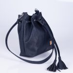 Elegante, praktische und stylische Bucket Bag aus dunkelblauen Korkleder für den täglichen Gebrauch. Seitenansicht