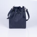 Elegante, praktische und stylische Bucket Bag aus dunkelblauen Korkleder für den täglichen Gebrauch. Hinteransicht
