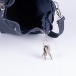 Elegante, praktische und stylische Bucket Bag aus dunkelblauen Korkleder für den täglichen Gebrauch. Innenansicht.
