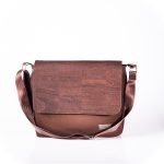 Funktionell, zeitlos, elegante Messenger Bag aus braunen Korkleder und braunen Outdoorstoff Vorderansicht