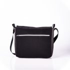 Funktionell, zeitlos, elegante Messenger Bag aus schwarzen Korkleder und schwarzen Outdoorstoff. Hinteransicht