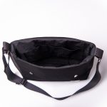 Funktionell, zeitlos, elegante Messenger Bag aus schwarzen Korkleder und schwarzen Outdoorstoff Innenansicht