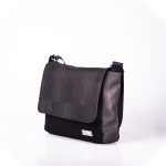 Funktionell, zeitlos, elegante Messenger Bag aus schwarzen Korkleder und schwarzen Outdoorstoff Seitenansicht