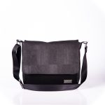 Funktionell, zeitlos, elegante Messenger Bag aus schwarzen Korkleder und schwarzen Outdoorstoff Vorderansicht