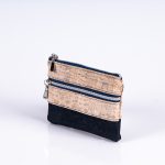 Mini - Geldbörse Croco - Blau. Tasche aus Kork mit schönen Croco Muster. Schrägansicht