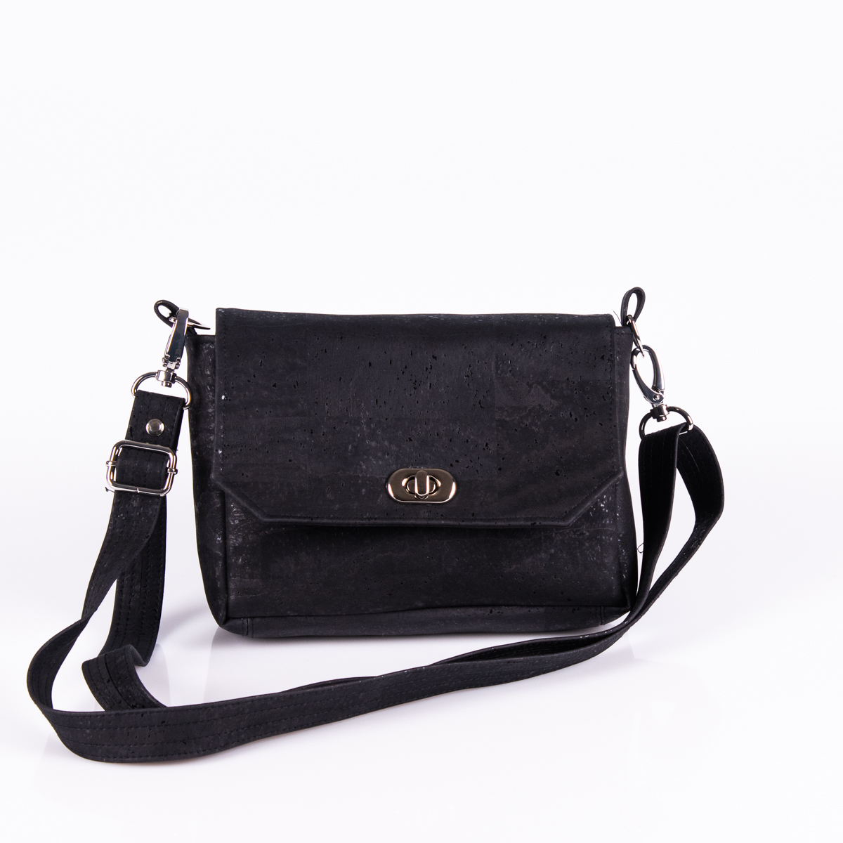 Handtasche Sally in Schwarz von Q.Linda Manufaktur Vorderansicht mit schwarzen Gurt