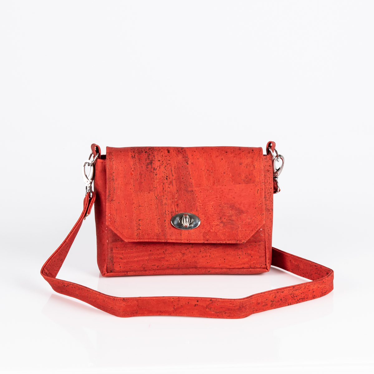 Handtasche Sally in Rot von Q.Linda Manufaktur Vorderansicht mit rotem Gurt