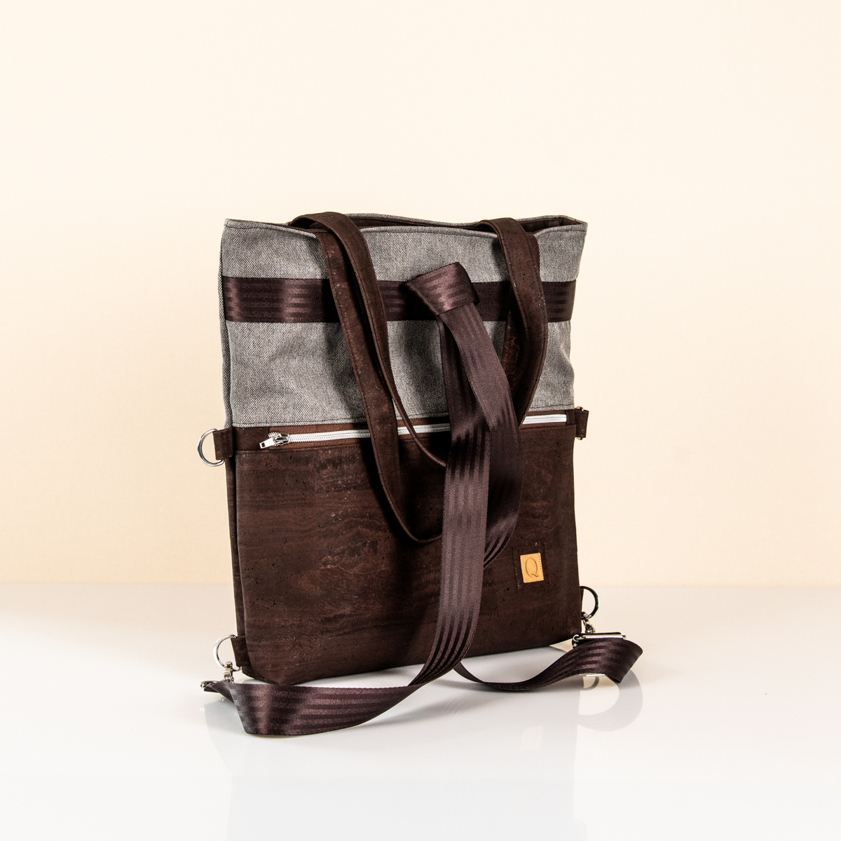 Carli 3 in 1 Tasche in Braun Meliert Braun. Handgefertigte Tasche von Q.Linda Manufaktur Ansicht Rucksack seitlich.