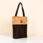 Tote Bag Nika in Kork natur und braun. Handgefertigte Tote Bag von Q. Linda Manufaktur Ansicht seitlich.