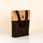 Tote Bag Nika aus Kork natur/braun. Handgefertigte Tote Bag vonn Q. Linda Manufaktur. Ansicht vorne seitlich