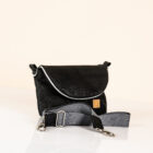 Handtasche Ruby in schwarz. Handgefertigte Tasche von Q.Linda Manufaktur Ansicht seitlich.