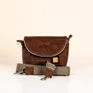 Handtasche Ruby in braun. Handgefertigte Tasche von Q.Linda Manufaktur Ansicht vorne.