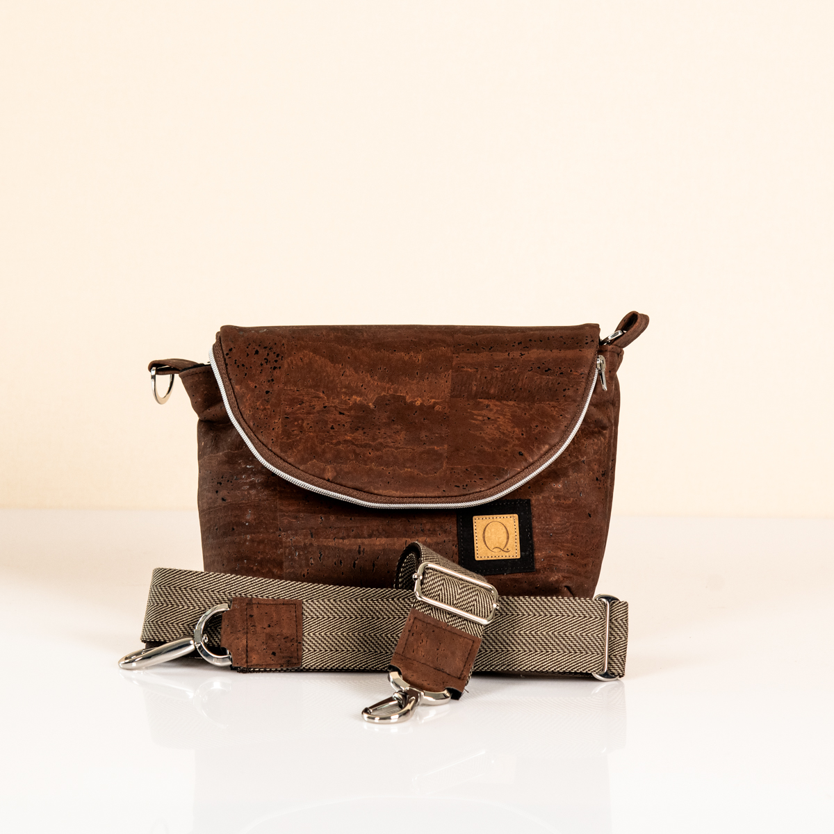 01_25_28 Handtasche Ruby in braun. Handgefertigte Tasche von Q.Linda Manufaktur Ansicht vorne.