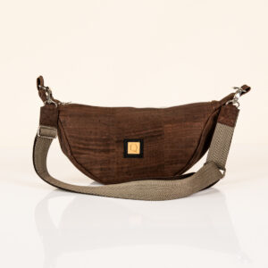 Moon Bag "LaLuna" in braun. Handgefertigte Tasche von Q.Linda Manufaktur Ansicht vorne.