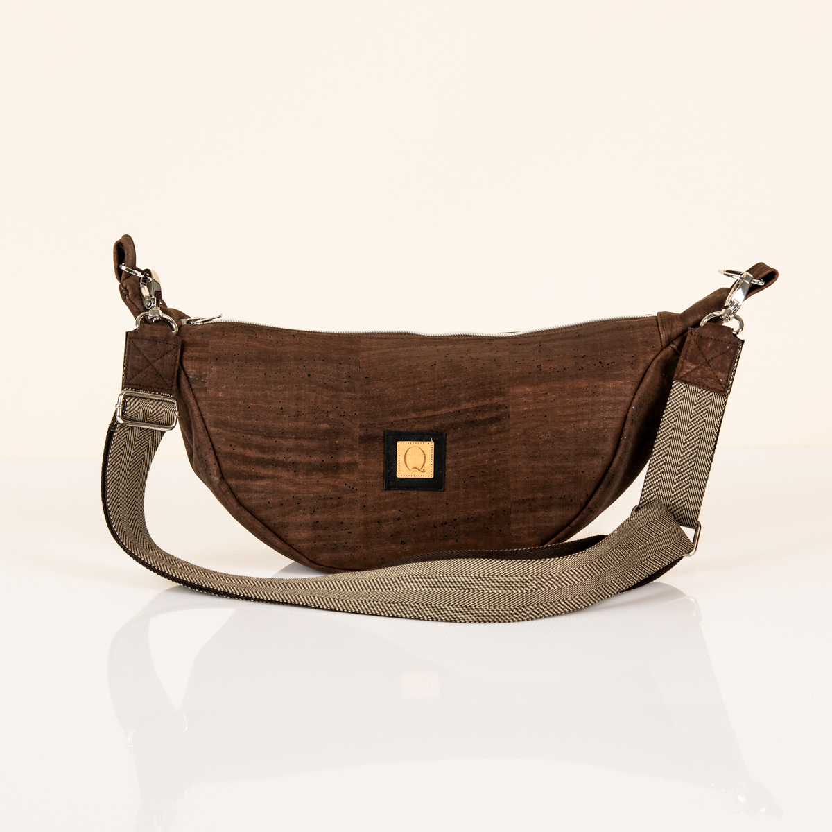 01_25_48 Moon Bag "LaLuna" in braun. Handgefertigte Tasche von Q.Linda Manufaktur Ansicht vorne.