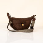 Moon Bag "LaLuna" in braun. Handgefertigte Tasche von Q.Linda Manufaktur Ansicht seitlich.