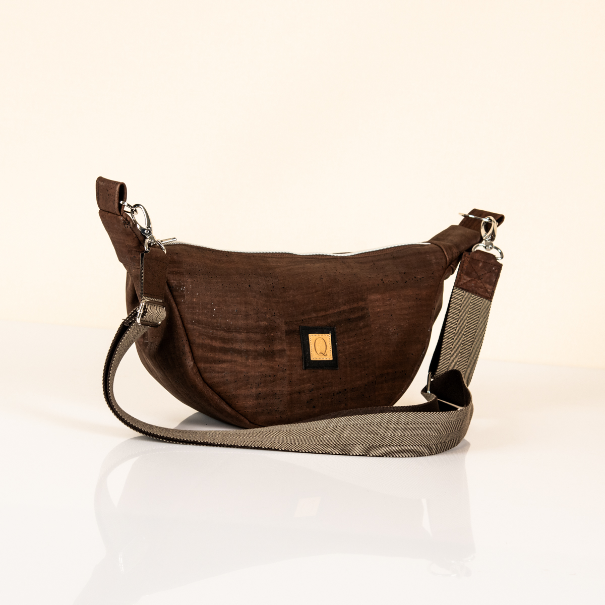 Moon Bag "LaLuna" in braun. Handgefertigte Tasche von Q.Linda Manufaktur Ansicht seitlich.