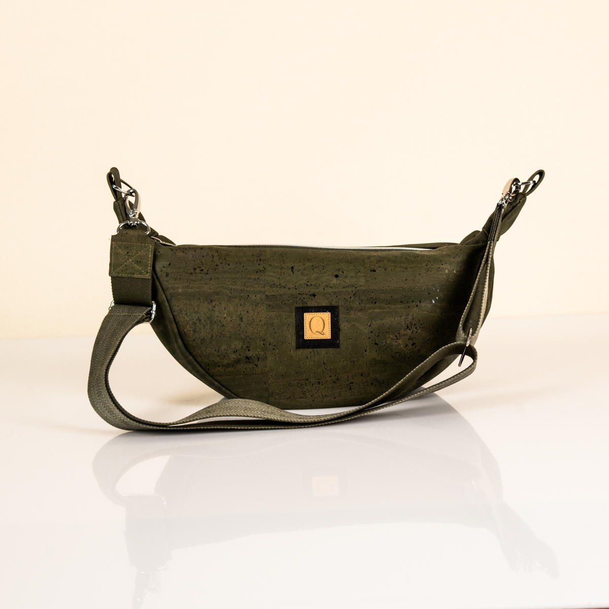 01_25_50 Moon Bag "LaLuna" in grün. Handgefertigte Tasche von Q. Linda Manufaktur Ansicht vorne.