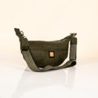 Moon Bag "LaLuna" in grün. Handgefertigte Tasche von Q. Linda Manufaktur Ansicht seitlich.