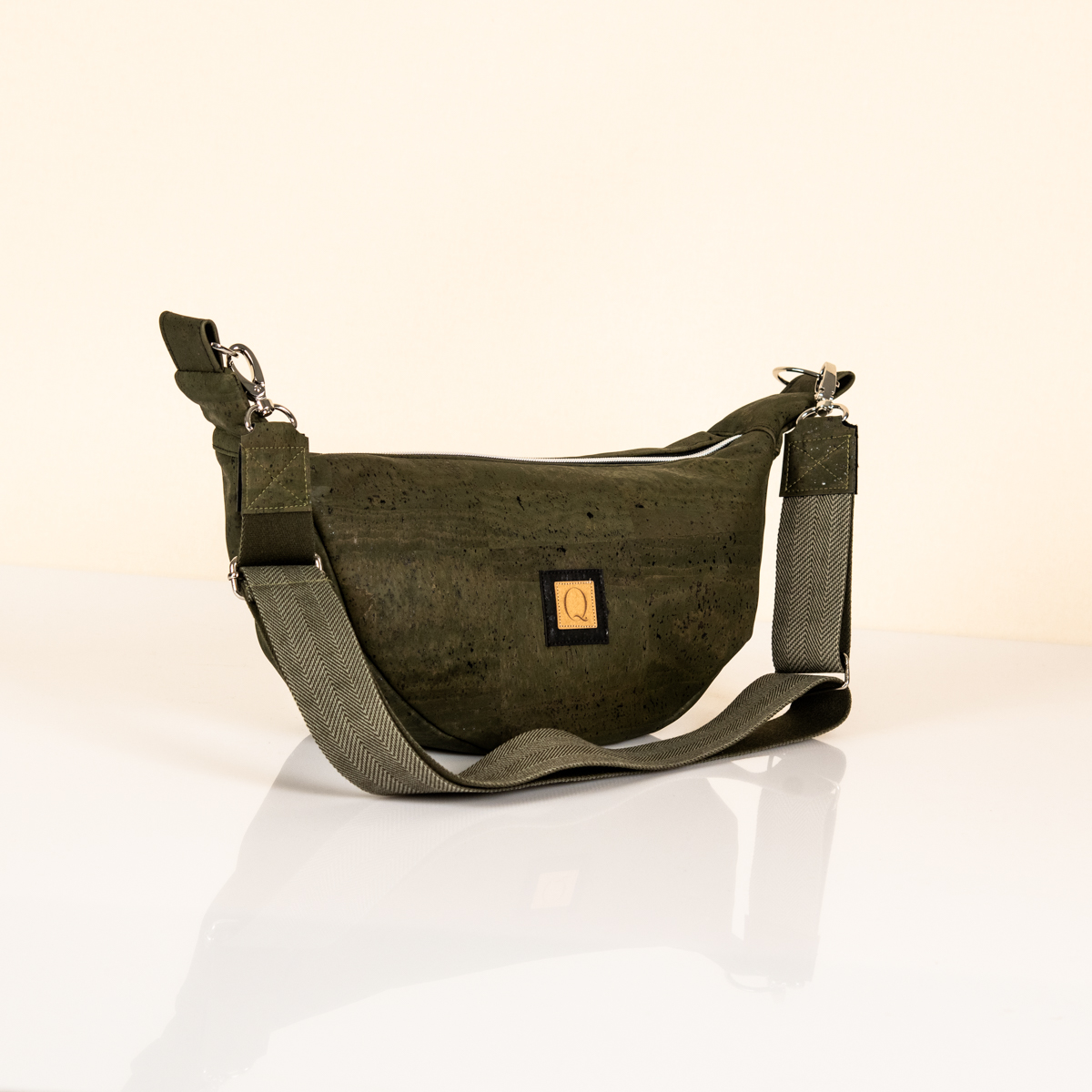 Moon Bag "LaLuna" in grün. Handgefertigte Tasche von Q. Linda Manufaktur Ansicht seitlich.