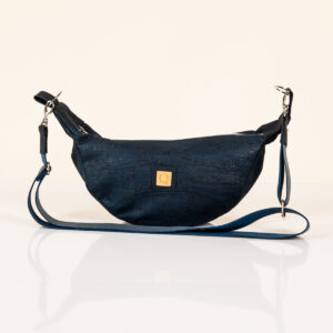 Moon Bag "LaLuna" in blau. Handgefertigte Tasche von Q.Linda Manufaktur Ansicht vorne.