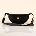 Moon Bag "LaLuna"in schwarz. Handgefertigte Tasche von Q.Linda Manufaktur Ansicht vorne.