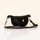 Moon Bag "LaLuna" in schwarz. Handgefertigte Tasche von Q.Linda Manufaktur Ansicht seitlich.