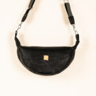 Moon Bag "LaLuna" in schwarz. Handgefertigte Tasche von Q.Linda Manufaktur Ansicht vorne hängend.