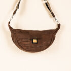 Moon Bag "LaLuna" in braun. Handgefertigte Tasche von Q.Linda Manufaktur Ansicht vorne hängend.