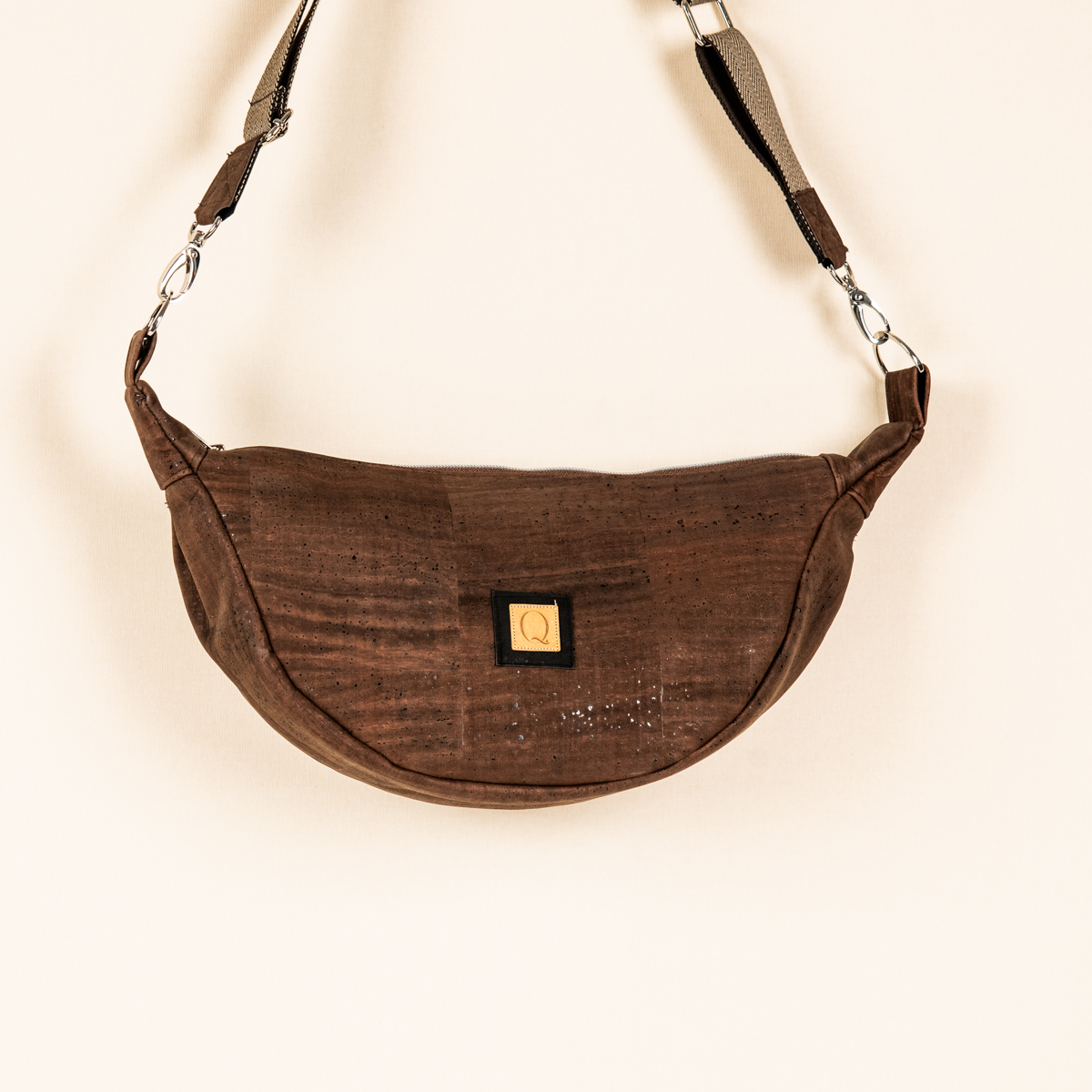 Moon Bag "LaLuna" in braun. Handgefertigte Tasche von Q.Linda Manufaktur Ansicht vorne hängend.