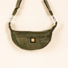 Moon Bag "LaLuna" in grün. Handgefertigte Tasche von Q. Linda Manufaktur Ansicht vorne.