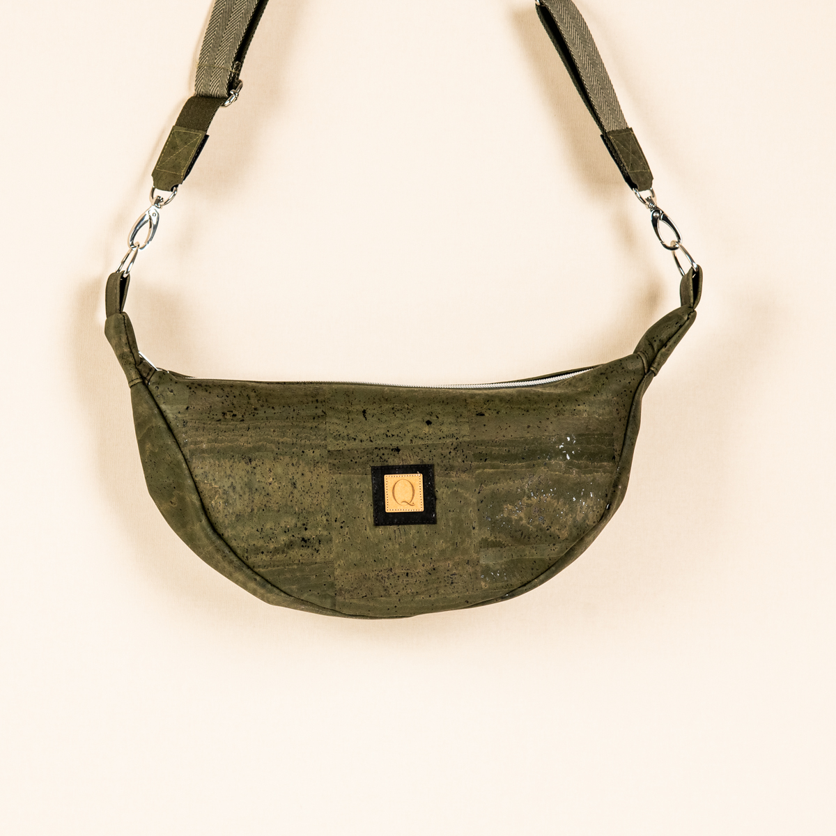 Moon Bag "LaLuna" in grün. Handgefertigte Tasche von Q. Linda Manufaktur Ansicht vorne.