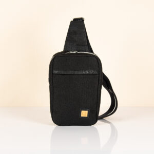 Sling Bag aus Canvas und Kork in schwarz. Handgefertigte Tasche von Q.Linda Manufaktur. Ansicht vorne