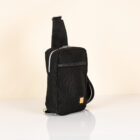 Sling Bag aus Canvas und Kork in schwarz. Handgefertigte Tasche von Q.Linda Manufaktur. Ansicht seitlich