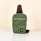 Sling Bag aus Canvas und Kork in grün und braun. Handgefertigte Tasche von Q.Linda Manufaktur. Ansicht vorne.