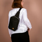 Sling Bag aus Canvas und Kork in schwarz. Handgefertigte Tasche von Q.Linda Manufaktur. Tragefoto