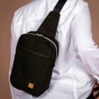 Sling Bag aus Canvas und Kork in schwarz. Handgefertigte Tasche von Q.Linda Manufaktur. Tragefoto Nahaufnahme