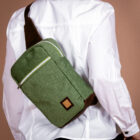 Sling Bag aus Canvas und Kork in grün/braun. Handgefertigte Tasche von Q.Linda Manufaktur. Ansicht Tragefoto Nahaufnahme.